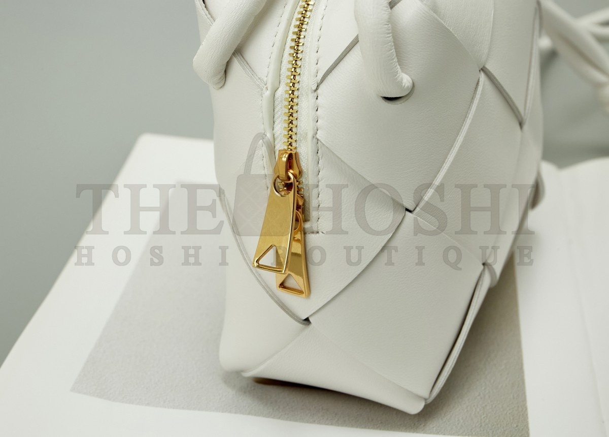 B0tt*ga Ven*ta Mini Cassette Camera Bag In White Lambskin Master Quality