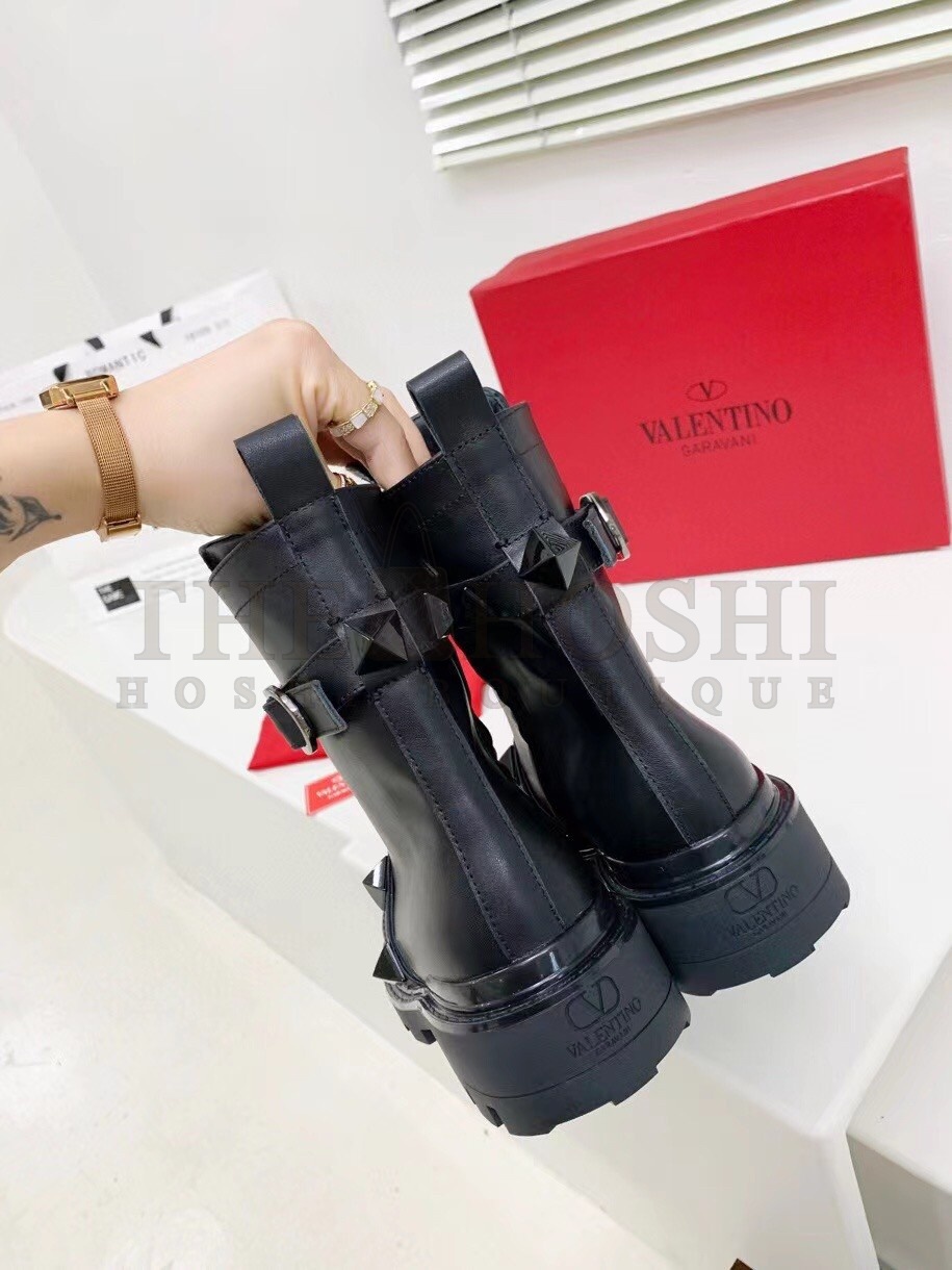 Va1e*ntin0 Black Roman Stud Combat Boots with Tonal Studs Master Quality
