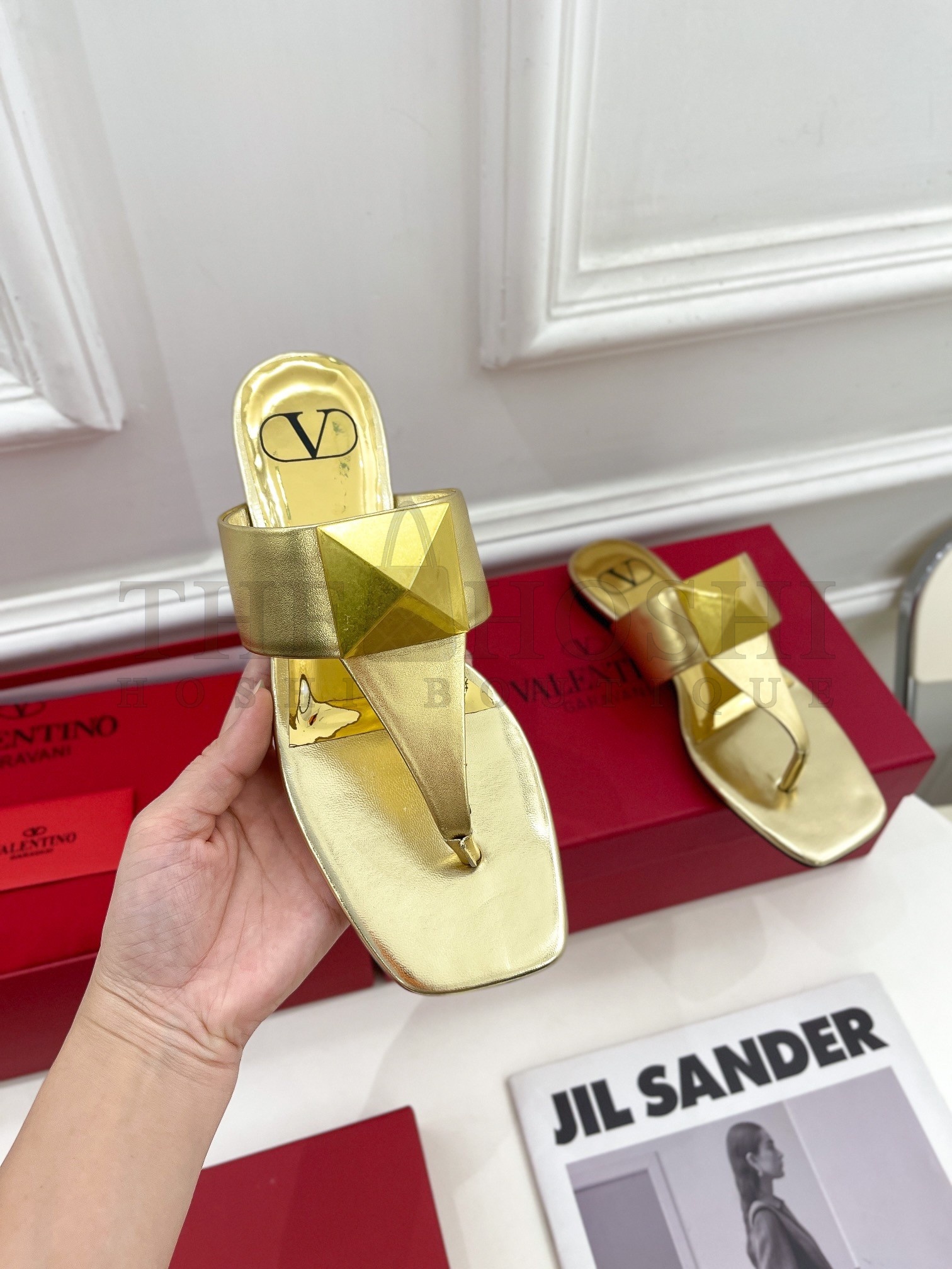 Va1e*ntin0 One Stud Flat Thong Sandals In Gold Metallic Leather Master Quality