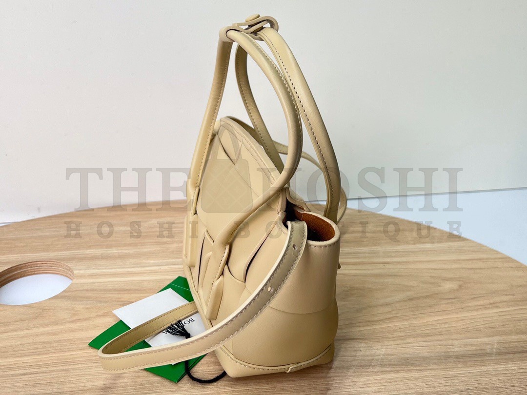 B0tt*ga Ven*ta Arco Mini Bag In Beige Intrecciato Calfskin Master Quality