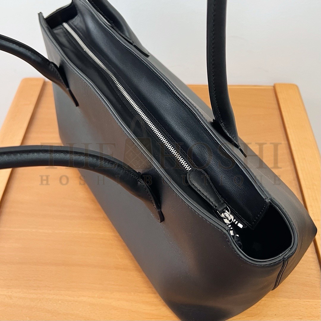 The R0w Terrasse Shoulder Bag in Black Calfskin Master Quality