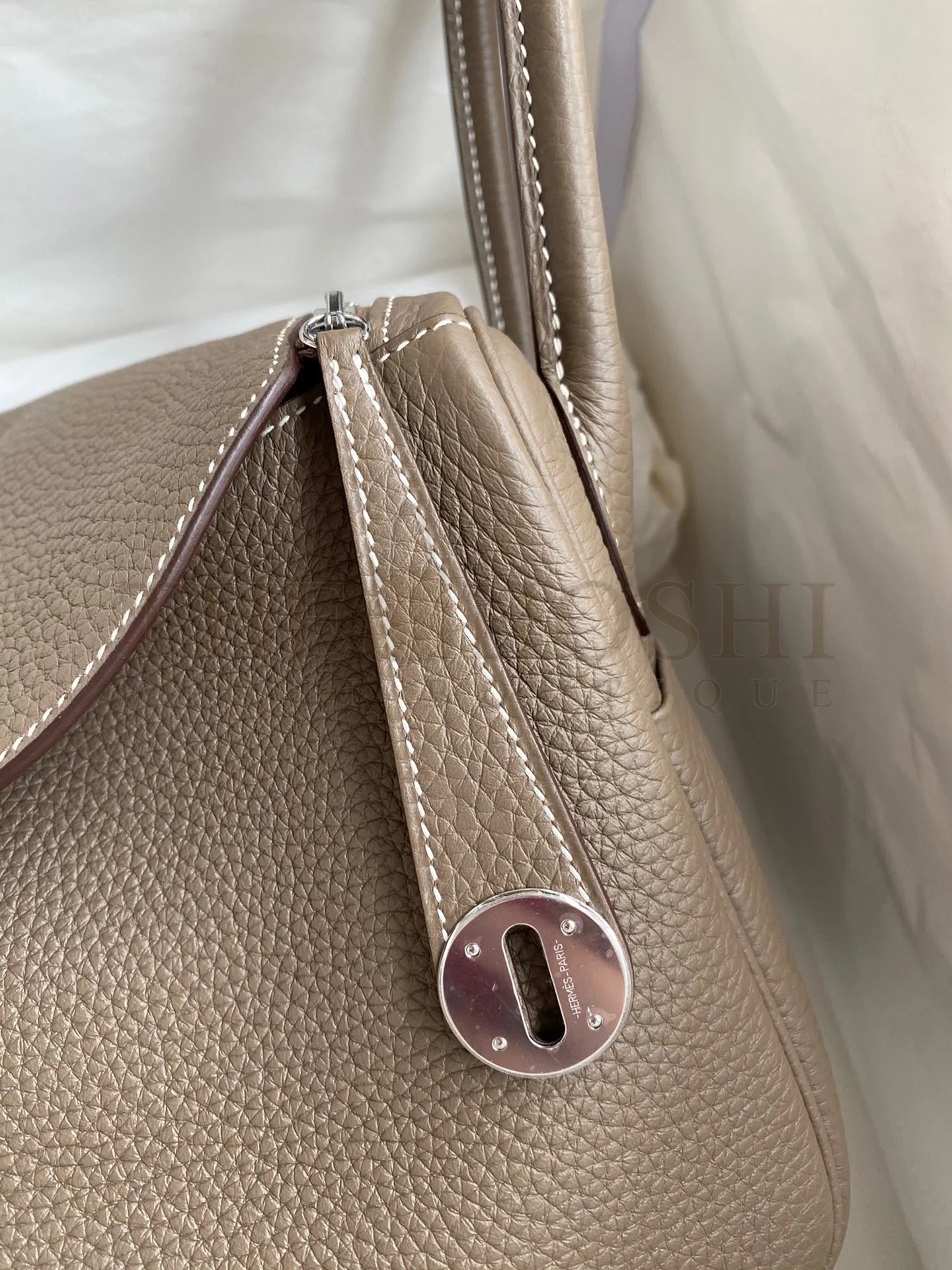 H**me5 Lindy 26 Handmade Bag In Taupe Clemence Leather Master Quality