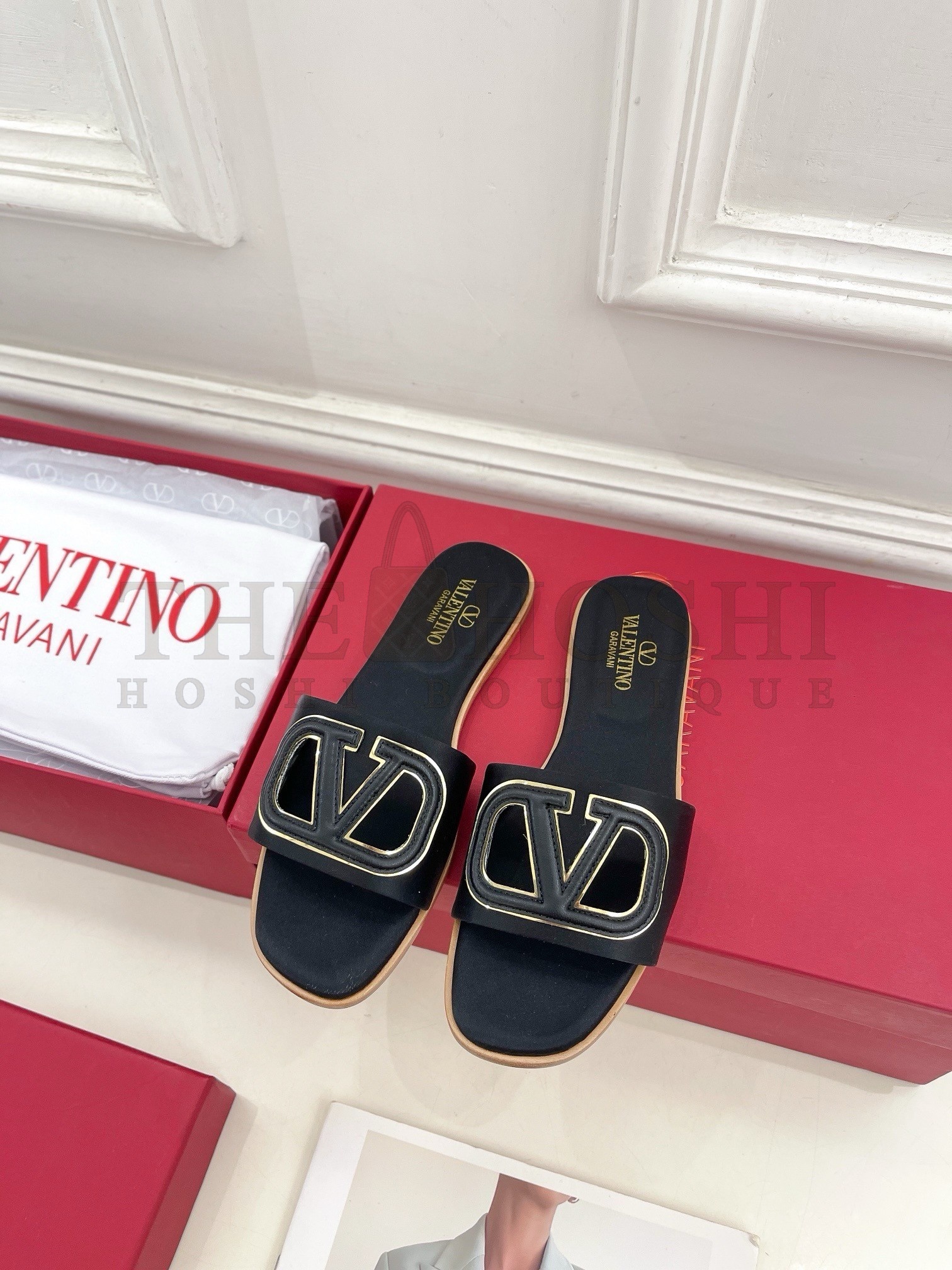 Va1e*ntin0 VLogo Cut-out Slide Sandals in Black Leather Master Quality