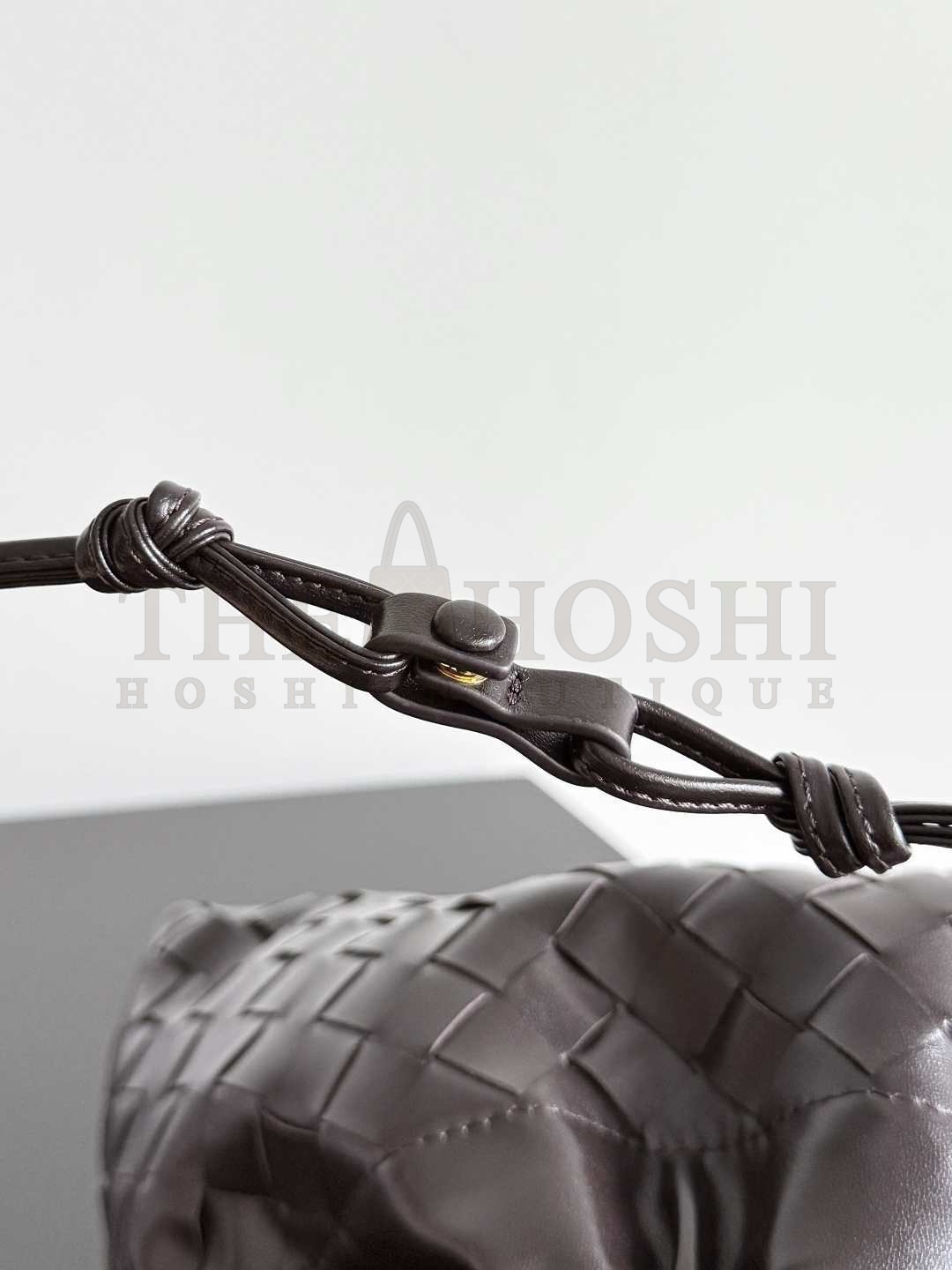 B0tt*ga Ven*ta bv Dustbag Notte Intrecciato Leather Pouch Bag with Gold Chain Strap Luxury Crossbody Bag Master Quality